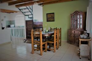 uma sala de jantar com uma mesa de madeira e cadeiras em Cabaña de Mima Mazamitla em Mazamitla