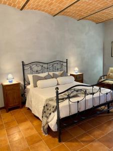 Ένα ή περισσότερα κρεβάτια σε δωμάτιο στο Cascina Stralla