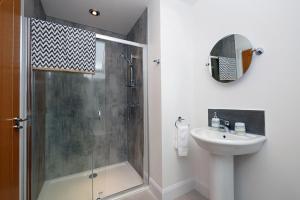 ein Badezimmer mit Dusche und Waschbecken in der Unterkunft Pinewood Cottage Apartment & B&B Inverness in Inverness + 60 Fotos