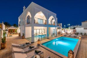 una villa con piscina di notte di Riad Matias Galé - Luxury Villa with private pool, AC, free wifi, 5 min from the beach a Guia
