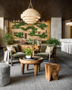 トロントにある1 Hotel Torontoのソファとテーブルのあるリビングルーム