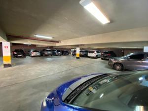 uma garagem de estacionamento com muitos carros estacionados nela em Bianca Praia Hotel em Recife