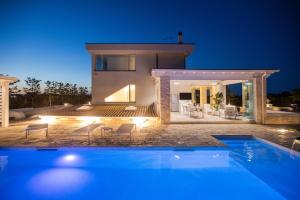 eine Villa mit einem Pool in der Nacht in der Unterkunft Villa Tra i Due Mari con Spa in Francavilla Fontana