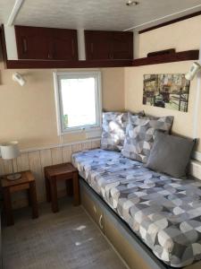 a bed in a small room with a window at Mobil home Parc Montana in Gassin