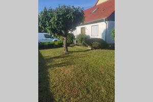 a house with a tree in the yard at Wohnung Nähe Losheimer Stausee in Niederlosheim