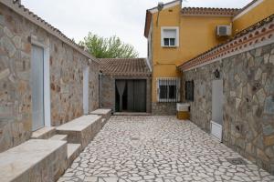 un cortile di un edificio con passerella in pietra di Casa Rural Doña Josefa a Cilanco