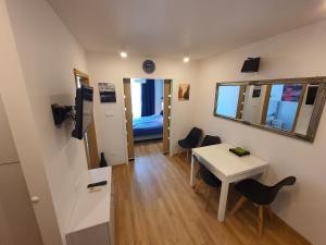 Telewizja i/lub zestaw kina domowego w obiekcie Apartments Legendary Kraków