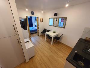 Telewizja i/lub zestaw kina domowego w obiekcie Apartments Legendary Kraków