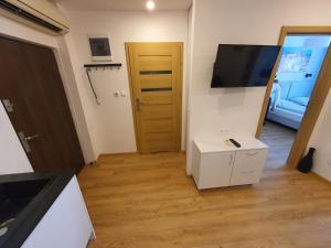 Telewizja i/lub zestaw kina domowego w obiekcie Apartments Legendary Kraków