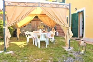 una mesa y sillas bajo un dosel en un patio en Antico Portale, en Ascea