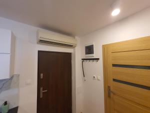 Telewizja i/lub zestaw kina domowego w obiekcie Apartments Legendary Kraków