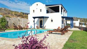 A piscina localizada em SERRAS ROOMS ou nos arredores