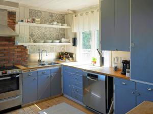 Kuchyň nebo kuchyňský kout v ubytování Holiday home ELLÖS VII