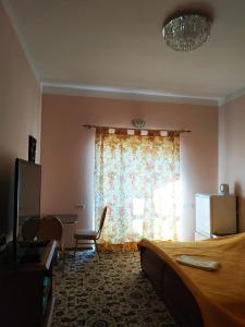 TV a/nebo společenská místnost v ubytování Вилла Александра