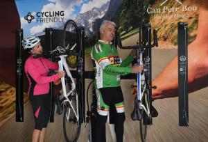 un hombre y una mujer de pie junto a sus bicicletas en Can Pere Bou, en Alcudia