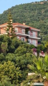 dom na zboczu wzgórza z drzewami w obiekcie VILLA SUNSET 1 w mieście Paralia Vrachou