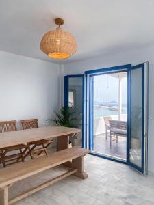 una sala da pranzo con tavolo e vista sull'oceano di LULU - Self Catering Accommodation a Monemvasía