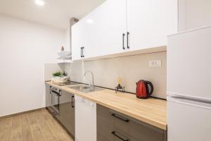 Η κουζίνα ή μικρή κουζίνα στο Direct Beach Apartments