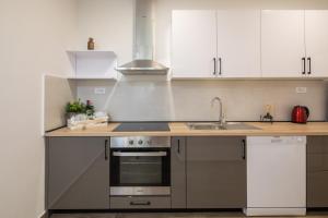 Η κουζίνα ή μικρή κουζίνα στο Direct Beach Apartments +38 φωτογραφίες