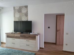 A television and/or entertainment centre at Sunshine Resort Turquoise Apartman
