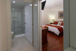 una camera da letto con un letto e un bagno con una doccia di Hotel Cordero a Cuenca Altre 71 foto