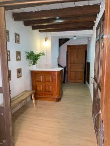 - un couloir avec une table et un banc dans une chambre dans l'établissement Maison del Arc, à Jaca