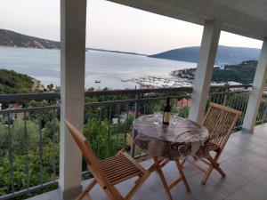 d'une table et de chaises sur un balcon avec vue sur l'eau. dans l'établissement Apartman G 60, à Meljine