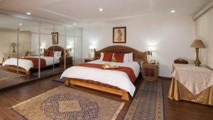 Una cama o camas en una habitación de Hotel Cordero 88 fotos más