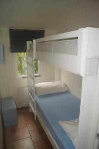 a room with two bunk beds and a window at Groot Marquette - Noord Holland aan uw voeten in Warmenhuizen