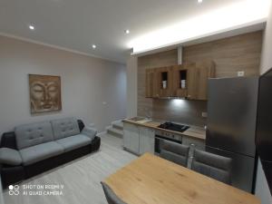 eine Küche mit einem Sofa und einem Tisch in einem Zimmer in der Unterkunft Villa Nina in Biograd na Moru
