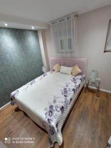 - une chambre avec un lit doté d'une couette violette et blanche dans l'établissement Villa Nina, à Biograd na Moru