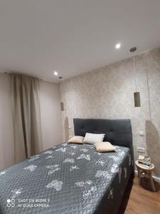 - une chambre avec un lit doté d'un couvre-lit bleu dans l'établissement Villa Nina, à Biograd na Moru