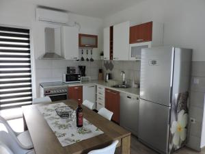 Kuchyň nebo kuchyňský kout v ubytování Holiday home "Olive tree", with new pool, jacuzzi and sauna