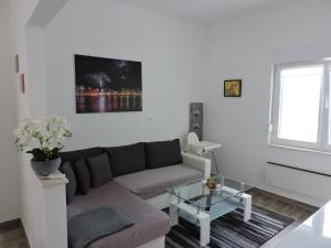 Posezení v ubytování Holiday home "Olive tree", with new pool, jacuzzi and sauna