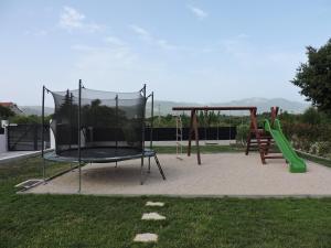 Herní místnost nebo prostor pro děti v ubytování Holiday home "Olive tree", with new pool, jacuzzi and sauna