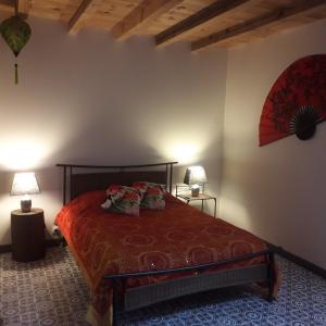 Un pat sau paturi într-o cameră la Chambres à la Perquette
