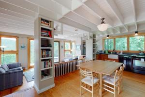 kuchnia i salon z drewnianym stołem i krzesłami w obiekcie Green Mountain Paradise w mieście Granville