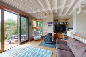 ein Wohnzimmer mit einem Sofa und einem TV in der Unterkunft Green Mountain Paradise in Granville