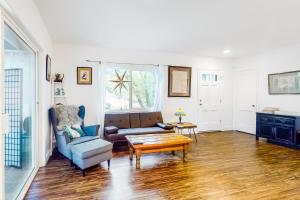 a living room with a couch and a coffee table at River View House in Springfield