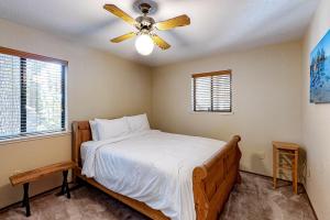 1 dormitorio con 1 cama y ventilador de techo en Ticket to Ride, en Soda Springs