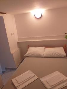 Postel nebo postele na pokoji v ubytování Apartments Julia & Nika