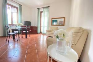 een woonkamer met een bank en een tafel bij Casa Anna with Lake View in Menaggio