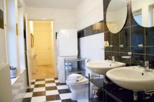 La salle de bains est pourvue de 2 lavabos et de toilettes. dans l'établissement Casa 1-2-3, à Zandvoort