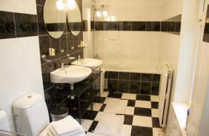 La salle de bains est pourvue de 2 lavabos, d'une baignoire et de toilettes. dans l'établissement Casa 1-2-3, à Zandvoort
