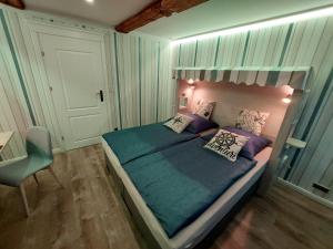ウッカーミュンデにあるAnaCapri Gästehaus Le Havreのベッドルーム1室(大型ベッド1台、枕付)