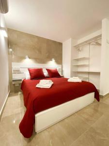 Un pat sau paturi într-o cameră la Rosso Partenopeo Suite