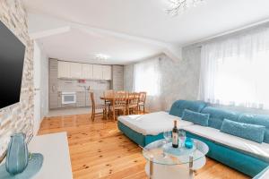 salon z niebieską kanapą i stołem w obiekcie Apartment Otasevic 1 w mieście Tivat
