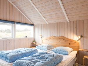 Tempat tidur dalam kamar di Holiday home Fanø LXXXII