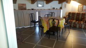 キアーヴァリにあるAppartamento via Giorgio Canale 72のリビングルーム(テーブル、椅子付)
