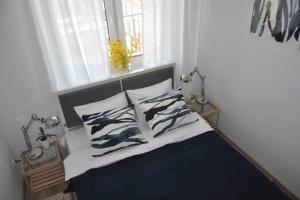 1 dormitorio con 1 cama con 2 almohadas en ŚWIETNA LOKALIZACJA!!, en Olsztyn